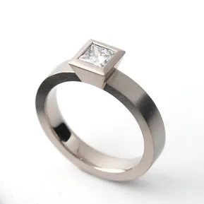 White gold ring with 0,38ct princesscut diamond