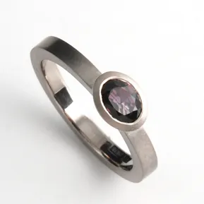 White gold ring w. oval cut wine-red sapphire