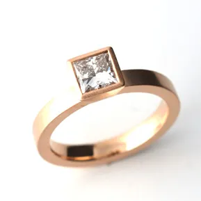 Gold ring with 0,55ct princesscut diamond