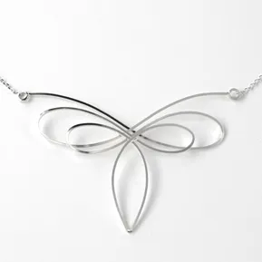 Necklace with round loops in silver