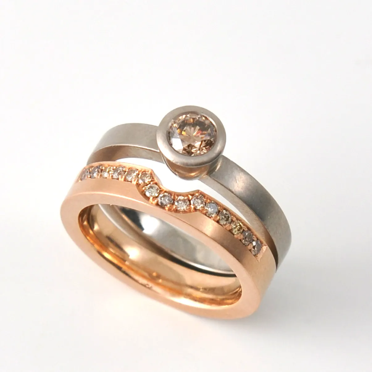 WG ring w. 0,37ct coffee dia. and rosé gold half set eternity