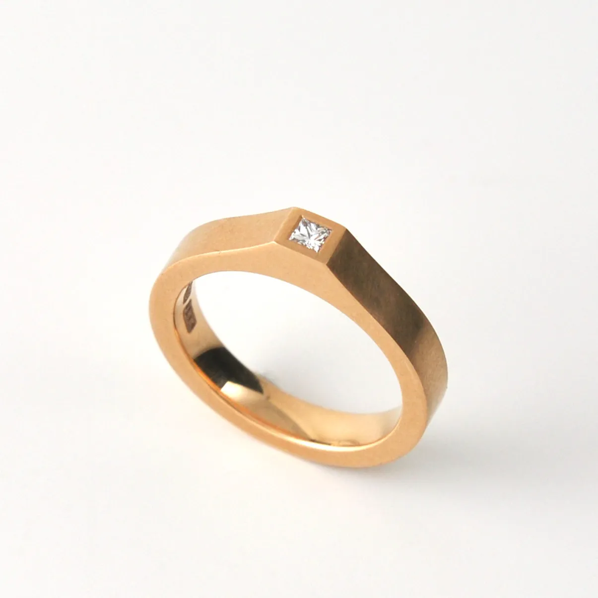 18k Gold mini signet ring w. 0,07ct princess cut diamond