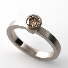 Gold ring with 0.37 ct coffee diamond